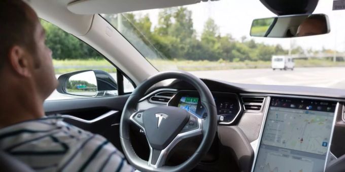 Ein Autofahrer fährt mit Hilfe des Autopilotsystems ein Tesla Model S 85D auf der Autobahn A1 in Richtung Zürich. Tesla, Inc.