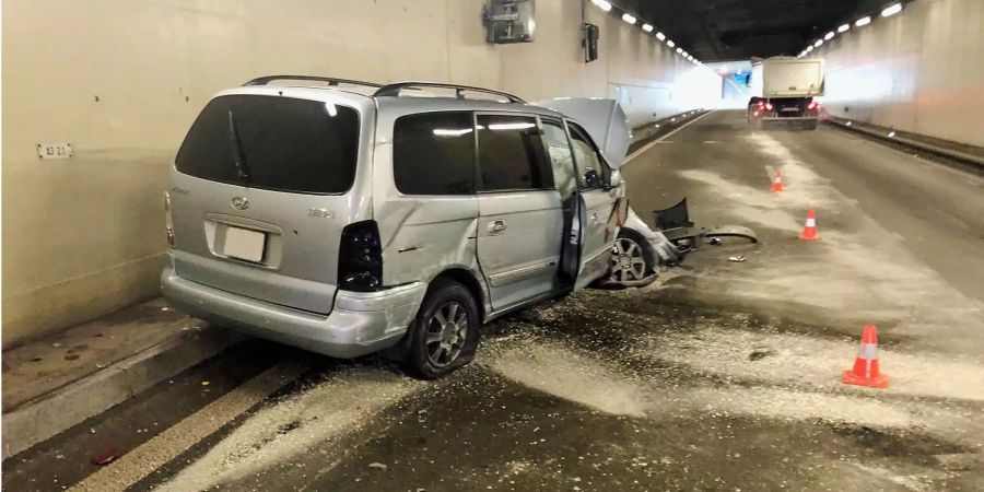 Ein Personenwagen mit Totalschaden an der A3 Richtung Frankreich.