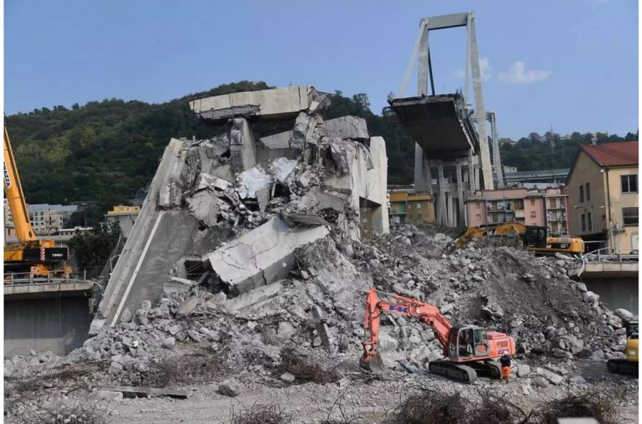 Verschiedene Teile der eingestürzten Brücke werden an der Empa in Dübendorf auf mögliche Einsturzursachen analysiert - Keystone