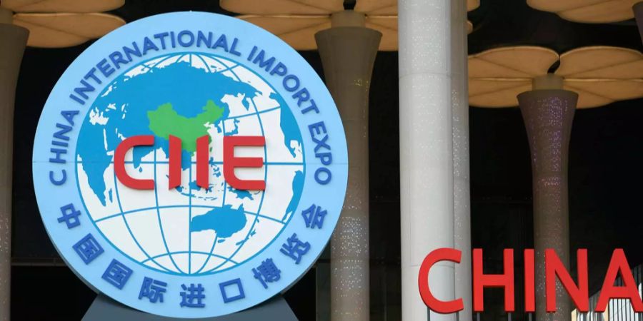 Das Logo des CIIE in Shanghai.