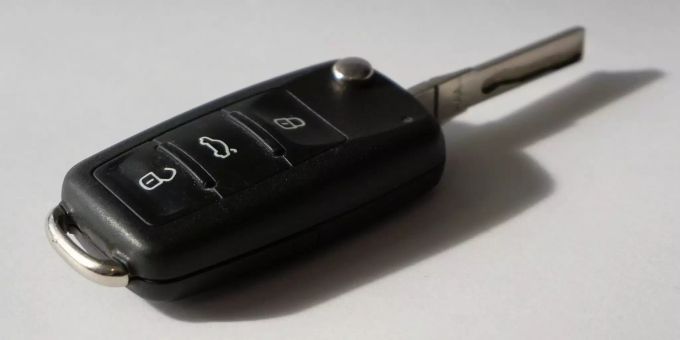 Drauf gesessen - Zehn Monate alter Enkel sperrt Oma aus Auto aus