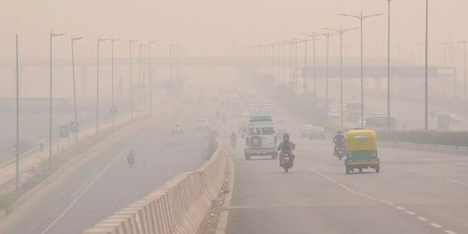 Die Luftverschmutzung in Neu Dehli lag weit über der kritischen Grenze. Die Luft in Neu Dehli ist verschmutzt.