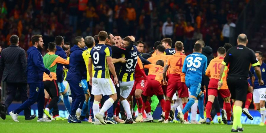 Spieler von Fenerbahce und Galatasaray Istanbul sorgen für eine Prügelei.