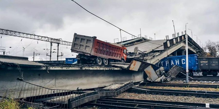 Eine eingestürzte Strassenbrücke blockiert die Strecke der Transsibirischen Eisenbahn.