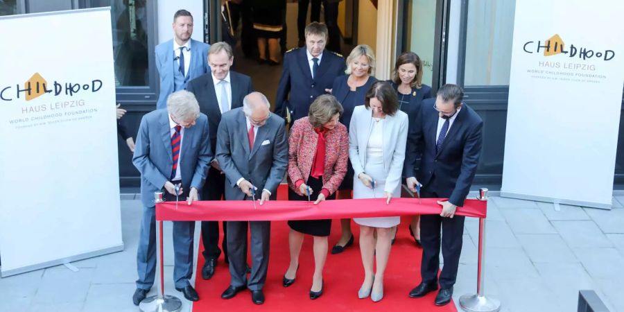 (V.l.n.r.) Wieland Kiess, Direktor der Kinderklinik , Wolfgang Fleig, Direktor Uniklinik Leipzig (UKL), Königin Silvia von Schweden, Katarina Barley (SPD), Bundesjustizministerin und Sebastian Gemkow (CDU), Sächsischer Staatsminister der Justiz, eröffnen das erste Kinderschutzzentrum ihrer Childhood-Stiftung in Leipzig. D
