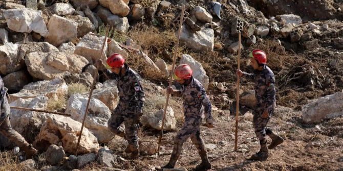 Angehörige des jordanischen Zivilschutzes suchen nach Vermissten.