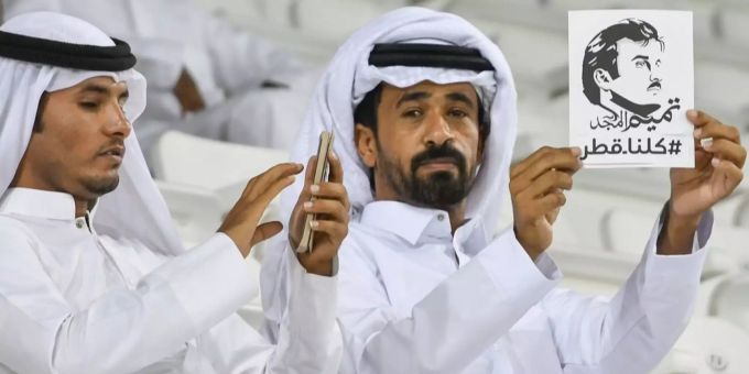 Fussball-Fans in Katar zeigen ein Bild von Scheich Tamim bin Hamad Al Thani. Fussball-Fans in Katar zeigen ein Bild von Scheich Tamim bin Hamad Al Thani.
