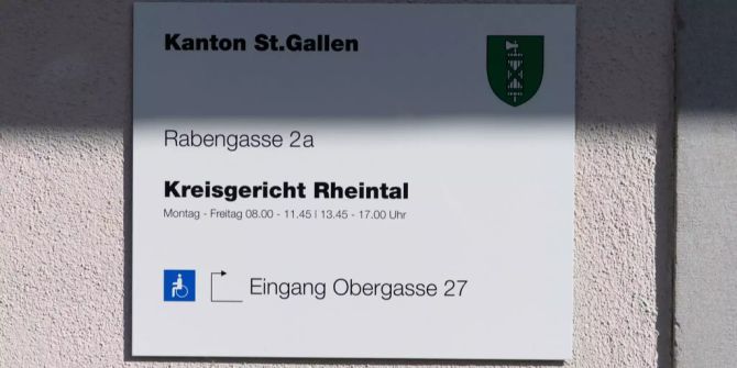 Ein Informationsschild an der Fassade des Kreisgerichts Rheintal SG.