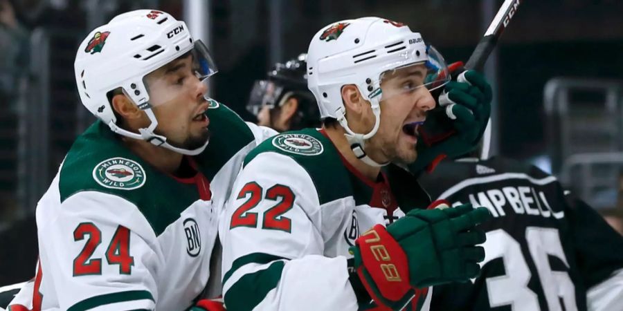 Nino Niederreiter feiert sein Tor mit Teamkollege Matt Dumba.