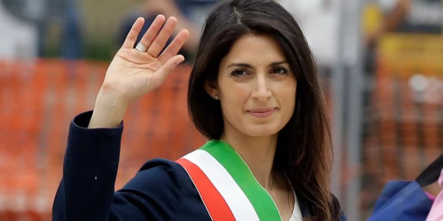 Virginia Raggi, Bürgermeisterin von Rom, winkt Reportern zu.