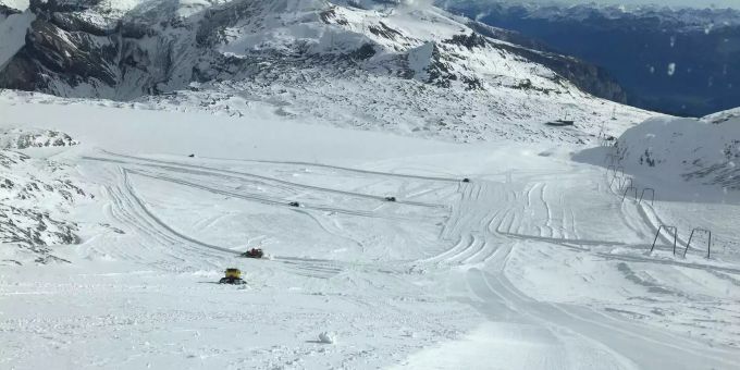 Die Pisten im Skigebiet Laax werden vorbereitet. Die Pisten im Skigebiet Laax werden vorbereitet.