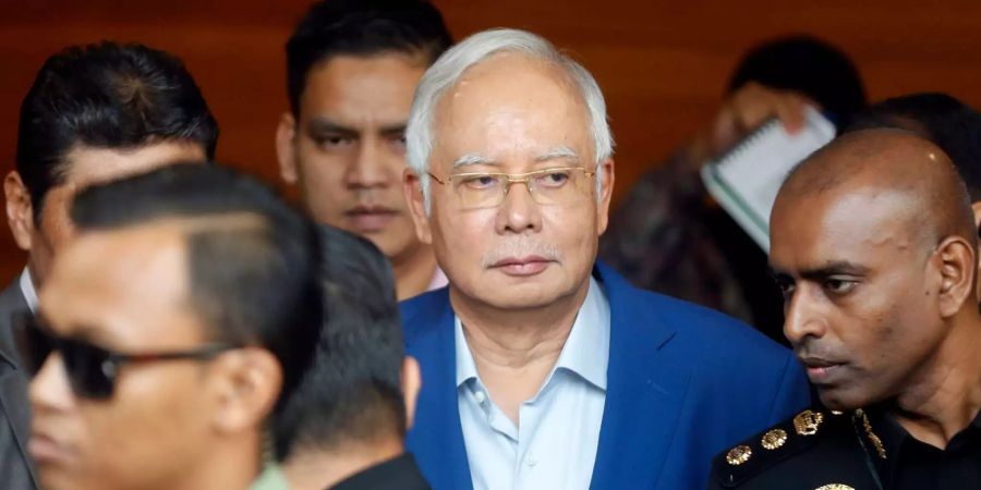 Najib Razak (M), ehemaliger Premierminister von Malaysia, kommt zu einer Anhörung vor der Anti-Korruptionskommission.