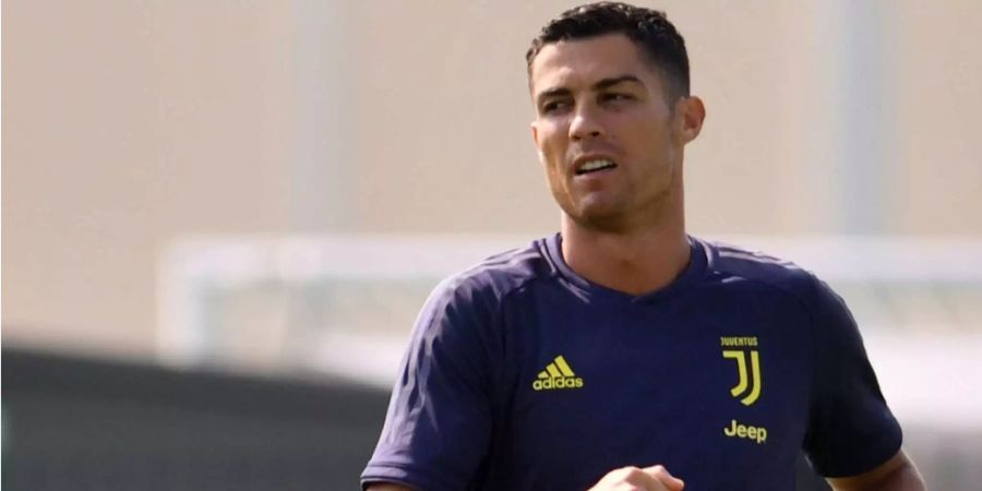 Juventus Turin-Spieler Cristiano Ronaldo joggt über einen Platz.