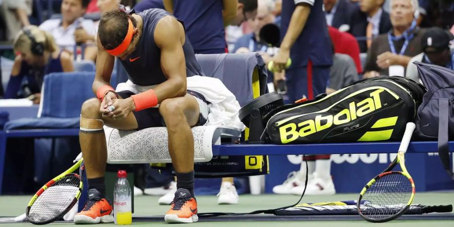 Rafael Nadal sitzt während eines Seitenwechsels auf seiner Bank.