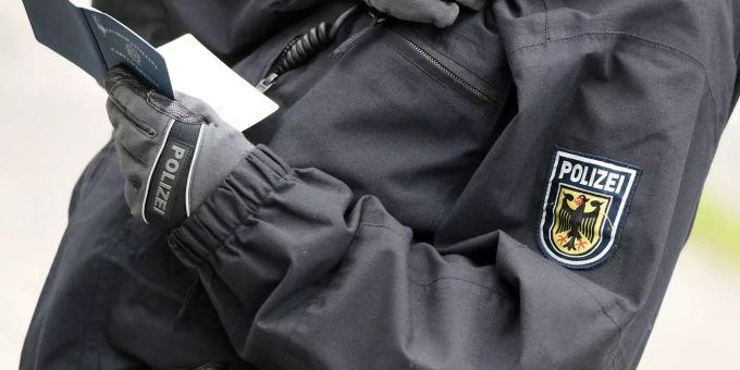 Ein Polizist kontrolliert die Papiere von einem Bürger. Ein Polizist kontrolliert die Papiere von einem Bürger.