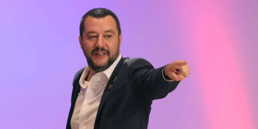 Italiens Innenminister Matteo Salvini gestikuliert vor Beginn der EU-Konferenz über Sicherheit und Migration in Wien.