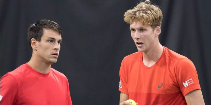 Antoine Bellier und Luca Margaroli beim Spiel gegen die Schweden in Biel BE. Antoine Bellier und Luca Margaroli beim Spiel gegen die Schweden in Biel BE.