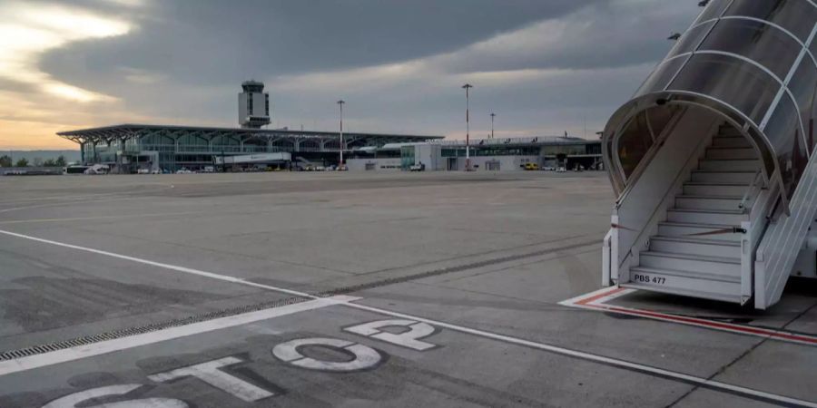 Das leere Rollfeld mit dem Flughafengebäude im Hintergrund am EuroAirport in Basel.