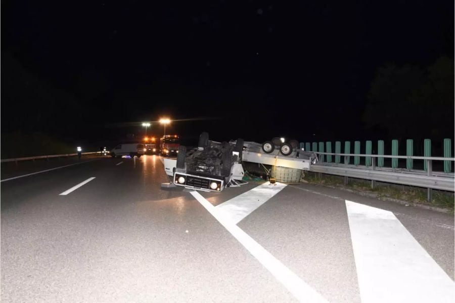 Verunfalltes weisses Auto liegt auf dem Dach auf der Autobahn - zvg Kantonspolizei St. Gallen