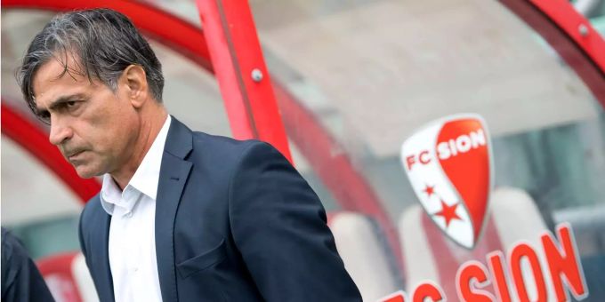 Maurizio Jacobacci steht vor der Spielerbank des FC Sion. Maurizio Jacobacci FC Sion