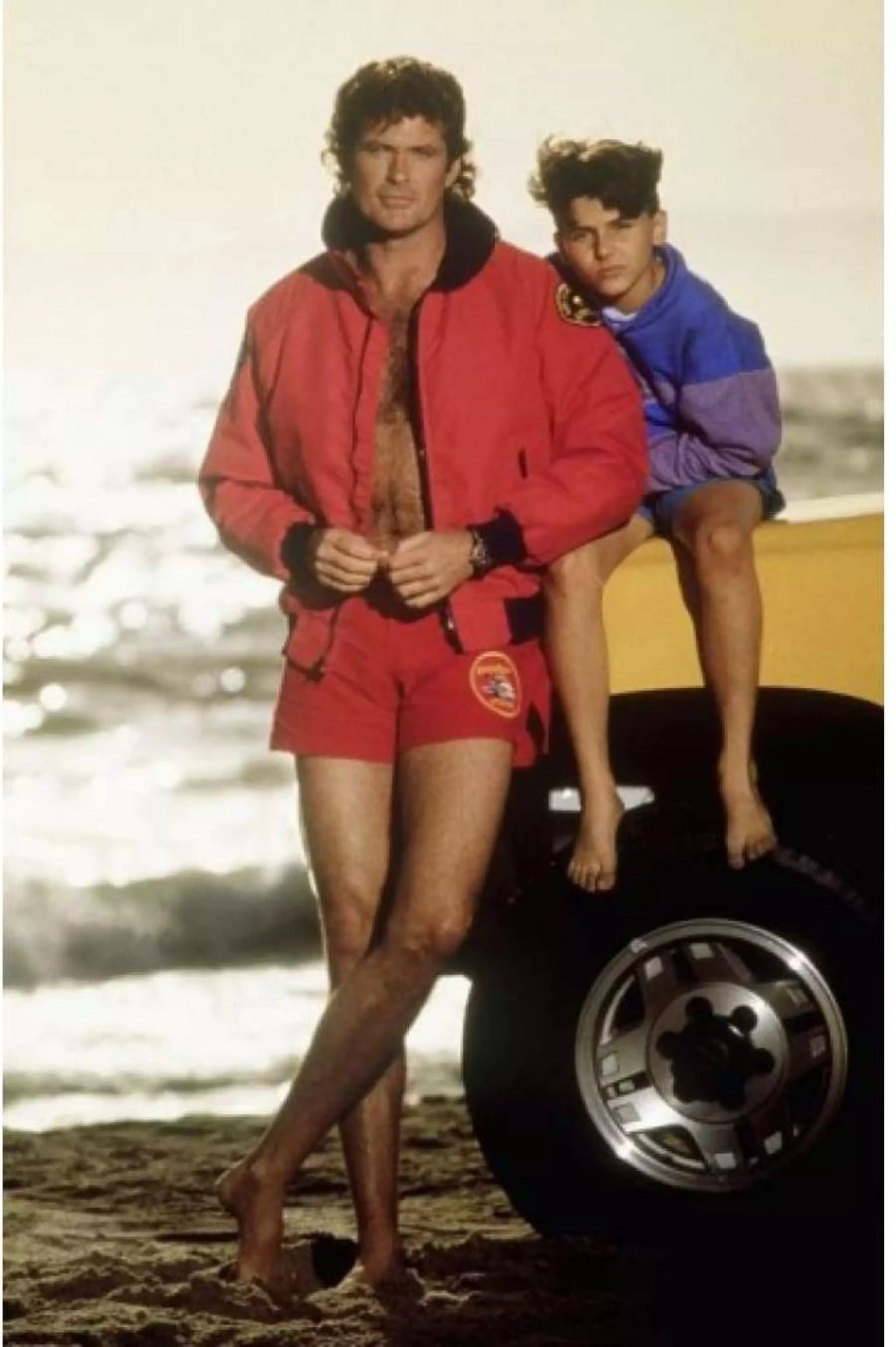 Jeremy Jackson als Hobie mit Serien-Vater Mitch Buchannon (David Hasselhoff) in «Baywatch».