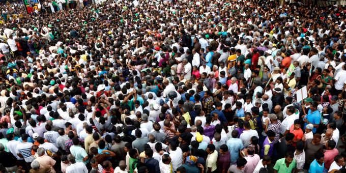 Das Volk Sri Lankas steht hinter dem entlassenen Regierungschef Ranil Wickremesinghe. Zehntausende demonstrieren in Colombo für den ehemaligen Regierungschef Ranil Wickremesinghe .