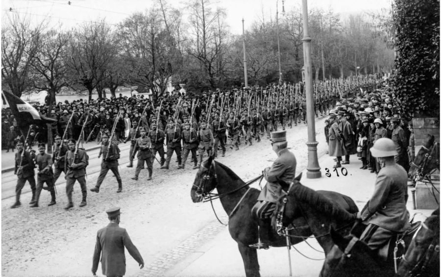 Ordnungstruppen vor General Ulrich Wille und Oberstdivisionär Emil Sonderegger am Mythenquai vor der alten Tonhalle in Zürich, November 1918. Bei Kriegsende riefen die Gewerkschaften den Generalstreik aus, worauf die Ordnungstruppen der Armee gegen die eigene Bevölkerung eingesetzt wurden.