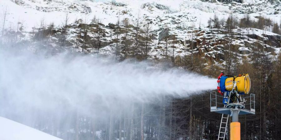 Wegen den warmen Temperaturen kommen in vielen Skigebieten wieder die Schneekanonen zum Einsatz.