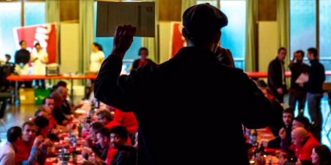 Tausende Romands tun es ihnen gleich: Bauarbeiter in Freiburg und weitere Kantone der Romandie streiken. Mitglieder der Unia und Syna bei einer Protestaktion in der Romandie.