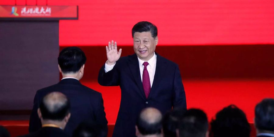 Xi Jinping, Staats- und Parteichef von China, grüsst während der Eröffnungszeremonie für die weltweit längste Meeresbrücke zwischen Hongkong und dem Festland Chinas.