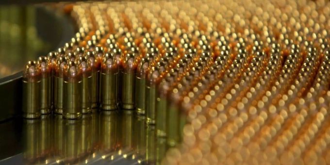 Munition wird aneinandergereiht. (Symbolbild) rheinmetalll