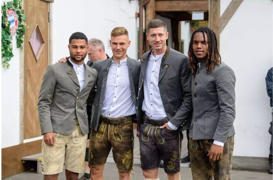 Serge Gnabry (l-r), Joshua Kimmich, Robert Lewandowski und Renato Sanches vom FC Bayern München kommen in das Käferzelt auf dem Oktoberfest auf der Theresienwiese.