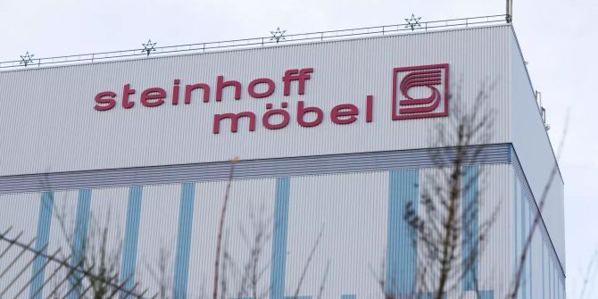 «Steinhoff Möbel» steht an einem Gebäude in Westerede (D).