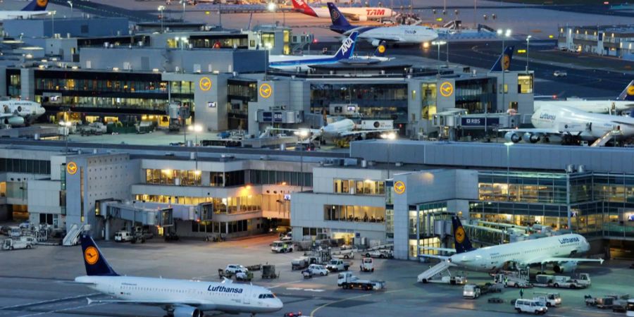 De Frankfurter Flughafen am Abend.