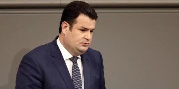 Bundesminister für Arbeit und Soziales, Hubertus Heil (SPD), spricht in der dritten Lesung über der das Arbeitslosenbeitrag im Deutschen Bundestag in Berlin.