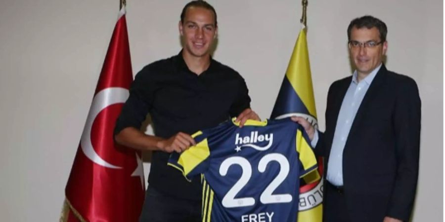 Michi Frey hält bei der Präsentation sein Fenerbahce-Trikot mit der Nummer 22 hoch.