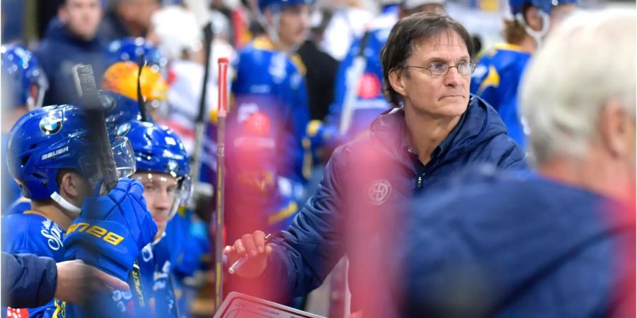 HCD-Trainer Arno Del Curto verfolgt ein Spiel mit kritischem Blick.