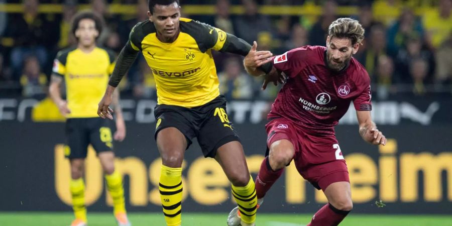 Manuel Akanji im Zweikampf mit Valentini von Nürnberg.