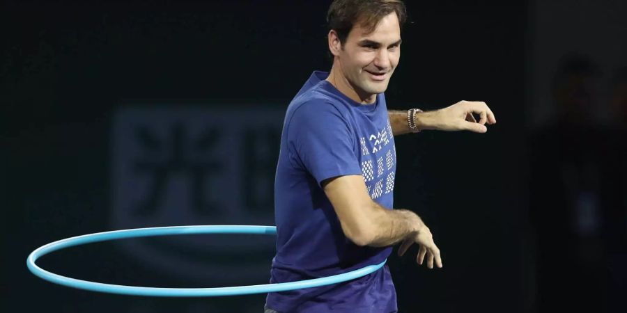 Roger Federer stellt sein Können mit dem Hula Hoop unter Beweis.