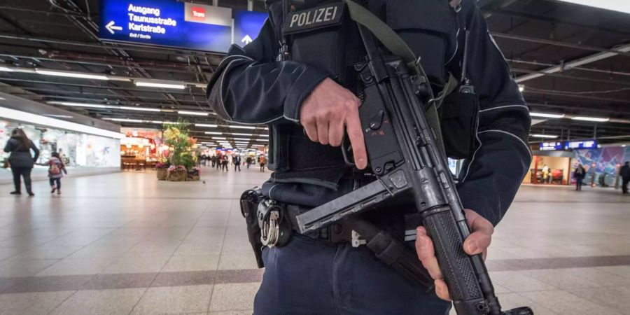 Mit einer Maschinenpistole sichert ein Beamter der Bundespolizei die B-Ebene des Hessener Hauptbahnhof.