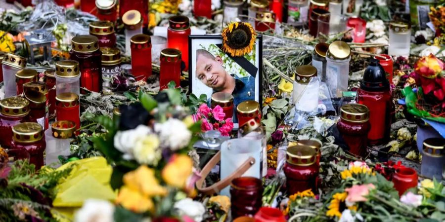 Chemnitzer legen Blumen und Kerzen nieder um für den erstochenen Mann zu trauern. (Archiv)