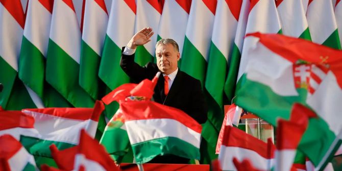 Ministerpräsidenten Viktor Orban winkt während einer Wahlkampfveranstaltung.