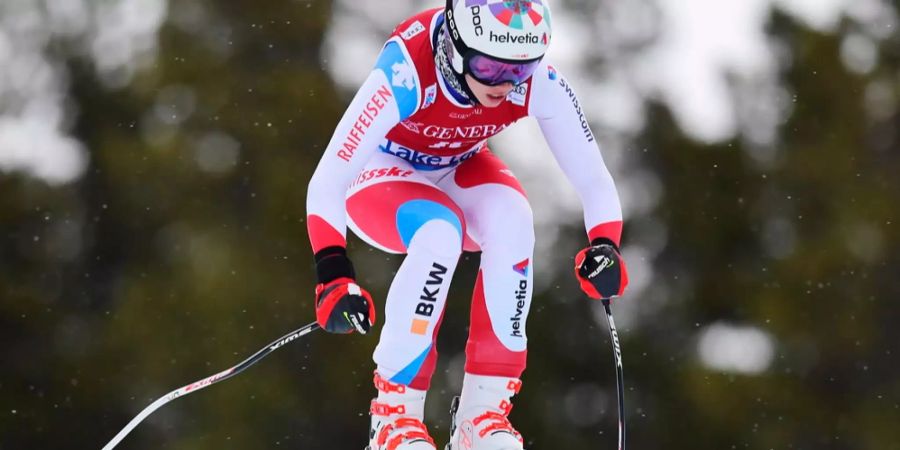 Michelle Gisin auf dem Weg ins Ziel in Lake Louise.