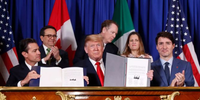 Donald Trump (M), Präsident der USA, Justin Trudeau (r), Premierminister von Kanada, und Enrique Pena Nieto (l), Präsident von Mexiko, präsentieren das USMCA.