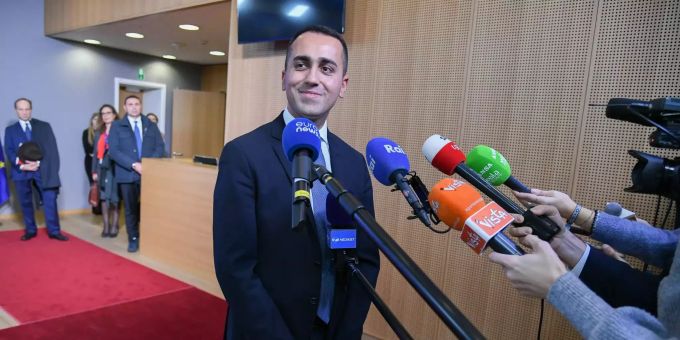 Luigi DiMaio, stellvertretender Premierminister von Italien und Minister für wirtschaftliche Entwicklung, Arbeit und Sozialpolitik, besucht den EU-Rat in Brüssel. Luigi DiMaio, stellvertretender Premierminister von Italien, besucht den EU-Rat in Brüssel.