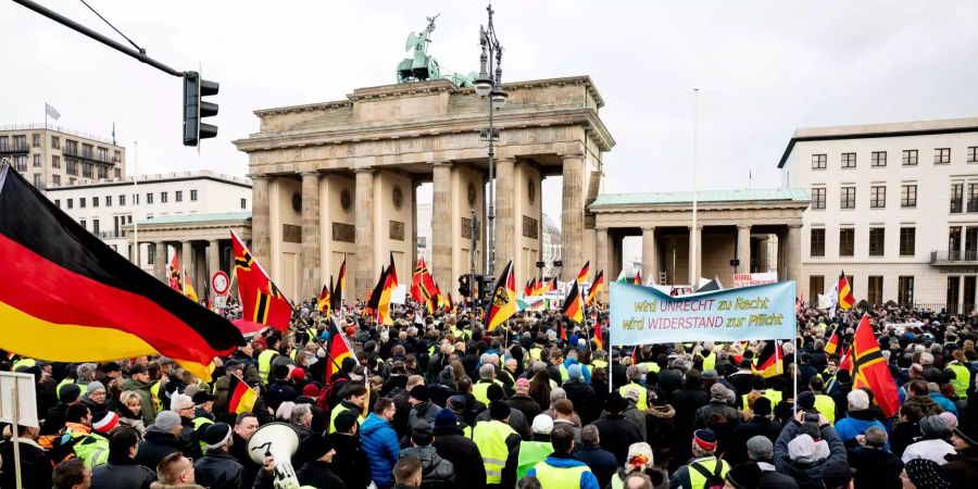 Teilnehmer einer Demonstration des islam- und fremdenfeindlichen Bündnisses Pegida sind gegen den Migrationspakt und haben sich vor dem Brandenburger Tor versammelt.