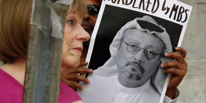 Ein Demonstrant hält ein Plakat von Jamal Khashoggi hoch.