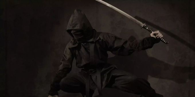Ein Ninja macht eine Pose. Ein Ninja macht eine Pose.
