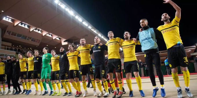 Die Spieler von Borussia Dortmund freuen sich über den Gruppensieg in der Champions League. Die Spieler von Borussia Dortmund freuen sich über den Gruppensieg in der Champions League.