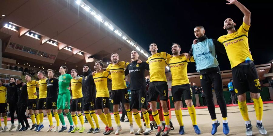 Die Spieler von Borussia Dortmund freuen sich über den Gruppensieg in der Champions League.